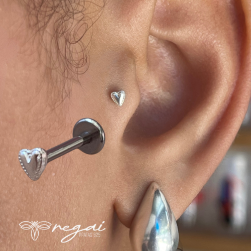 Piercing trágus coração